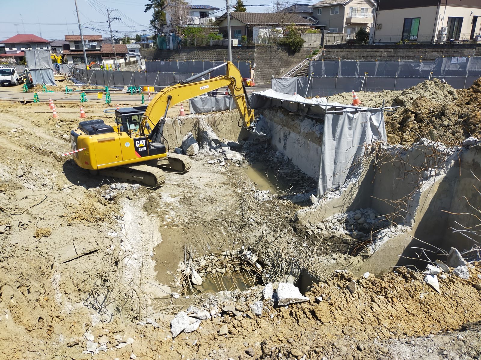 重機による解体・掘削工事